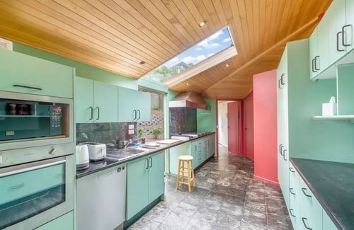 Bellerive Maison | BELLA VISTA. Large Family Home. Views Forever.