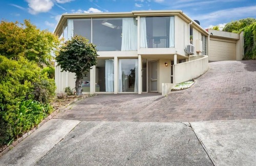 Bellerive Maison | BELLA VISTA. Large Family Home. Views Forever.