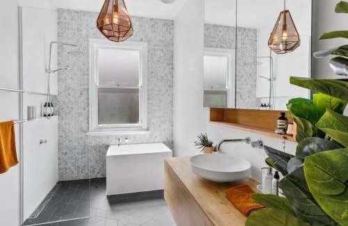 South Geelong Maison | Bellarine cottage- Central Geelong, parking, 2 bedroom, 2 bathroom