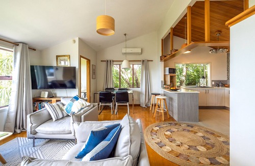 Waiheke Island Maison | Belle Bird Place - Onetangi Holiday Home