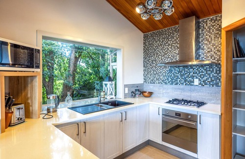 Waiheke Island Maison | Belle Bird Place - Onetangi Holiday Home