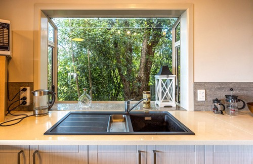 Waiheke Island Maison | Belle Bird Place - Onetangi Holiday Home
