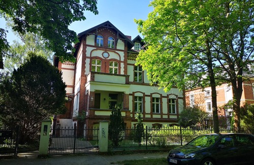 Zehlendorf Appartement | Belle Etage in villa district southwest Berlin