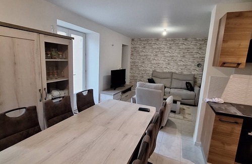 Saint-Jean-d'Angely Maison | Belle maison de ville au bord du plan d'eau