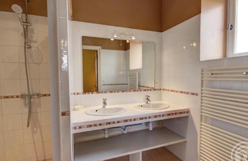 Chalain-le-Comtal Maison | Belle maison de campagne avec piscine, 4 chambres, jardin et terrasse près de Montbrison - FR-1-496-48