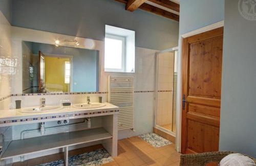 Chalain-le-Comtal Maison | Belle maison de campagne avec piscine, 4 chambres, jardin et terrasse près de Montbrison - FR-1-496-48