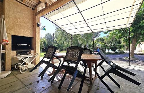 Mas-Grenier Maison | Belle maison Mas Grenier - 14 personnes - 11 lits - Piscine privée - Grand jardin - Jeux enfants - Parking gratuit sur place