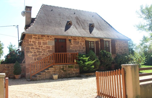 Boisseuilh Maison | Belle Maison Périgourdine 4 Personnes au Calme, Piscine Chauffée, Grand Terrain