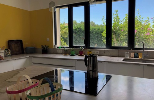 Ners Maison | Belle maison tranquille avec piscine et jardin