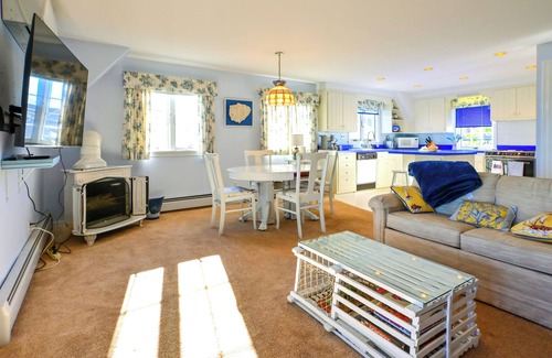 Biddeford Pool Maison | Belle Mer: Beachfront Bliss in Biddeford’s Hills Beach Community