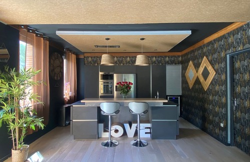 Lagrace-Dieu Villa | Maison de 230m2 avec piscine, JACUZZI pool house, idéal pour famille et amis.