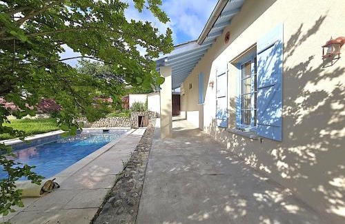Fronton Maison | Belle Villa au cœur du frontonnais - Cœur de village - Piscine, jardin et terrasses privés - Climatisation - 8 personnes - 5 lits