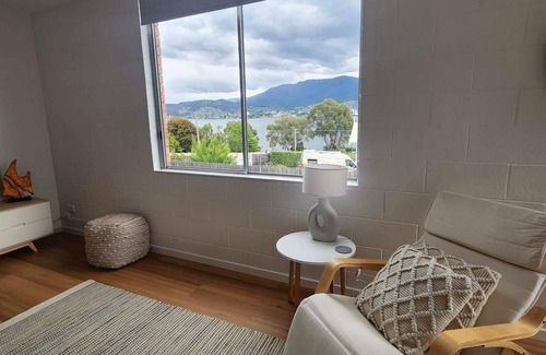 Rosny Appartement | Bellerive Bluff 2 Bedroom Apartment has water views, close to Restaurants, Beach