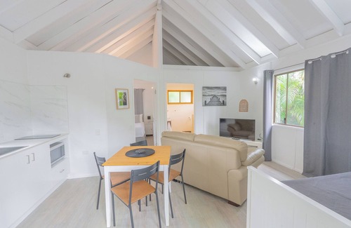 Amity Point Cabine | Belles on Ballow - Lorikeet Lodge