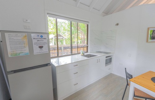 Amity Point Cabine | Belles on Ballow - Lorikeet Lodge
