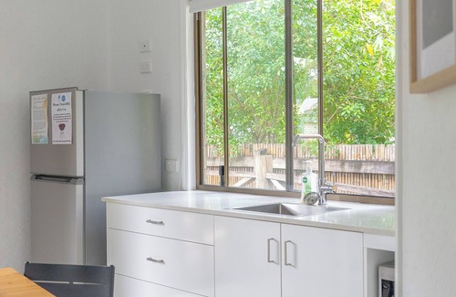 Amity Point Cabine | Belles on Ballow - Lorikeet Lodge