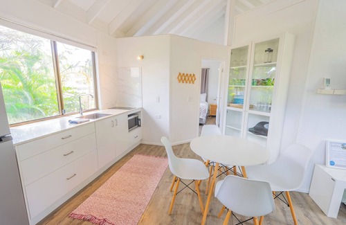 Amity Point Cabine | Belles on Ballow - Possum Lodge