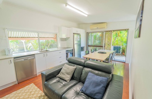 Amity Point Cabine | Belles on Ballow - Wombat Lodge