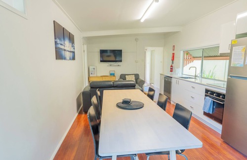 Amity Point Cabine | Belles on Ballow - Wombat Lodge