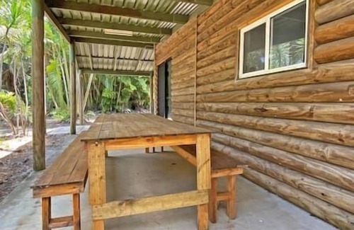 Amity Point Cabine | Belles on Ballow - Wombat Lodge