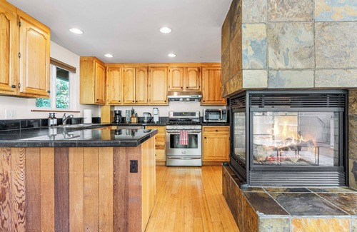 Eastgate Maison | Bellevue Forest Haven Hideaway