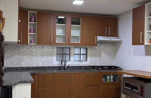 Canela Maison | Belli House casa ideal para família. 9 hóspedes 3 quartos 7 camas 2 banheiros