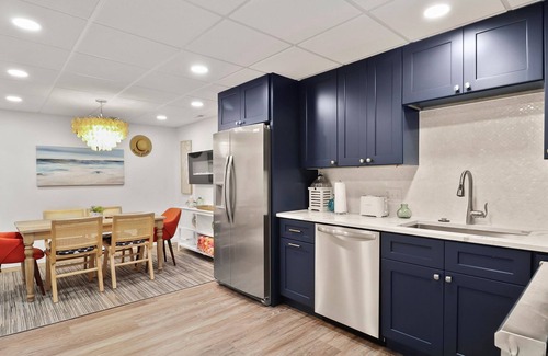 Miller Beach Maison | Below Deck at Waters Edge, Directly on Lake Michigan Beach w/htd in ground pool