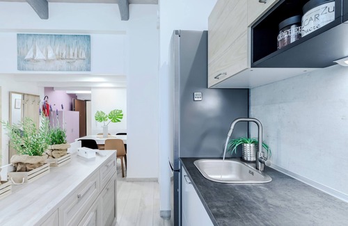 Cagliari Appartement | Benny's rose house. 2 minutes walk to pedestrian area. CIN IT092009C2000Q2584