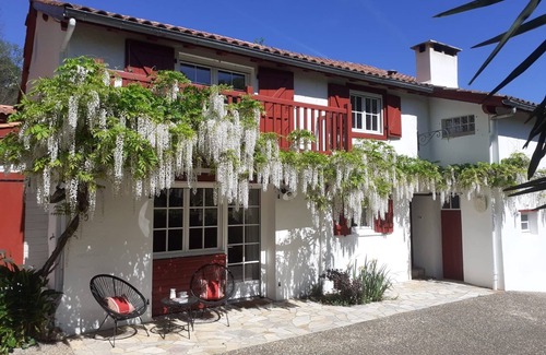 Espelette Maison | Bergerie rénovée avec piscine dans un écrin de verdure