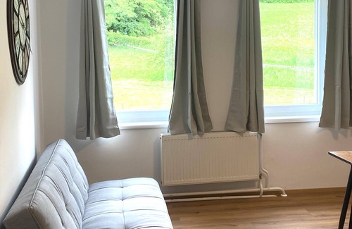 Grafenbach Appartement | Bergluft TOP 3 Modern Apartment with 2 bedrooms - Wi-Fi, Parking & 24h Check-in