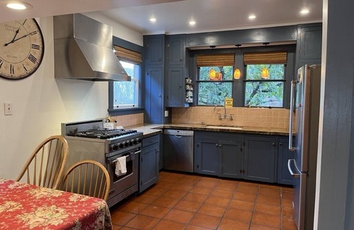 South Berkeley Maison | Berkeley home with cottage & hot tub, near UC & SF