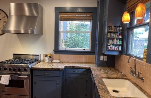 South Berkeley Maison | Berkeley home with cottage & hot tub, near UC & SF