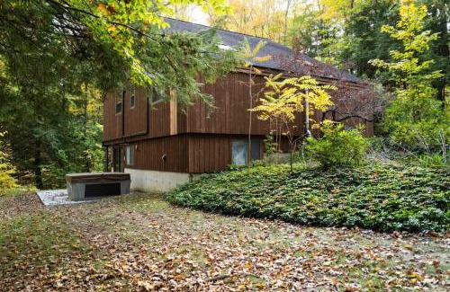 Tyringham Maison | Berkshire Vacation Rentals: Stonebridge Cabin: Modern Amenities Enjoy Nature