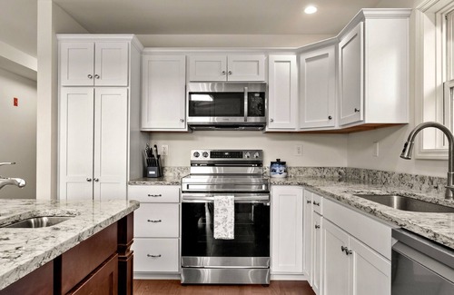 Great Barrington Maison | Berkshires Best / Large Deck with Hotub, Basement with Game room & Fitness room