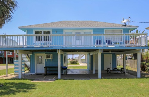 Bermuda Beach Maison | Bermuda Escape: Charming, 2nd row Beach Cottage w/ backyard!