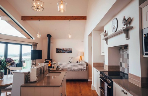 Montgomery Maison | Bespoke countryside retreat sleeping 4. Pet friendly with a hot tub and BBQ.