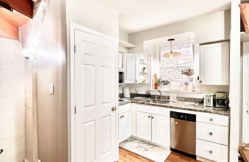 Bella Vista Maison | Best Gem in the City! Walk to all attractions! Close to hospitals & restaurants!