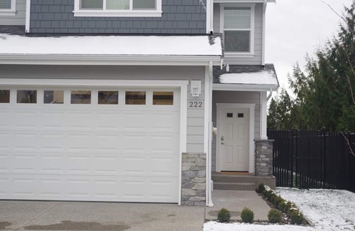 Parkland Maison | Best House Near PLU. 4br Sleeps 10. Brand New!