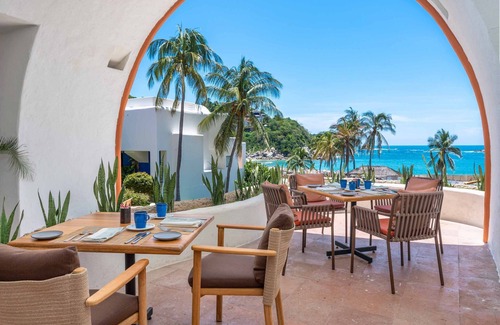 Santa Maria Huatulco Copropriété | Best Location on Property ~ Beachfront ~ Private Pool ~ Top Floor Corner Unit