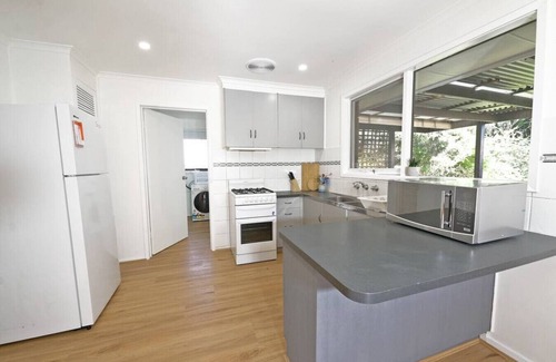 Endeavour Hills Maison | Best Location Entire House Huge parkland doorstep