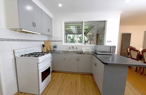 Endeavour Hills Maison | Best Location Entire House Huge parkland doorstep