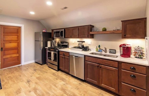 Cedar Rapids Maison | Best Location in town!!! Steps from coffee, bars, shops, river and Czech - Pets ! Arcade