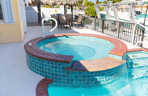 Marathon Maison | Meilleure maison Marathon avec piscine chauffée et spa, quai à bateau et marque de glace