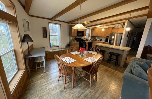 New Paltz Maison | Le meilleur des deux mondes! Vues incroyables et une promenade facile en ville!