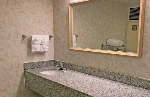 Radnor - Fort Myer Heights Station Balnéaire | Best Pick! 2 Pet-friendly Units, with Free Parking On-site!