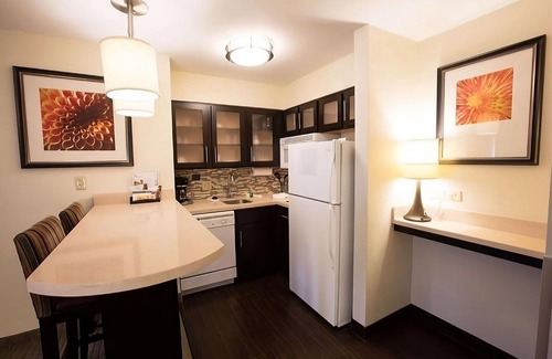 Gateway Hôtel | Best Place to Stay in Austin! Free Breakfast, Outdoor Pool, Pets Allowed!
