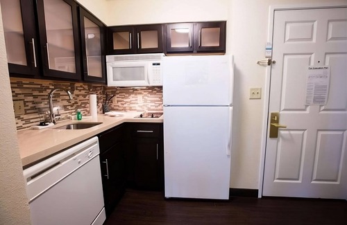 Gateway Hôtel | Best Place to Stay in Austin! Free Breakfast, Outdoor Pool, Pets Allowed!