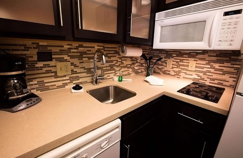 Gateway Hôtel | Best Place to Stay in Austin! Free Breakfast, Outdoor Pool, Pets Allowed!