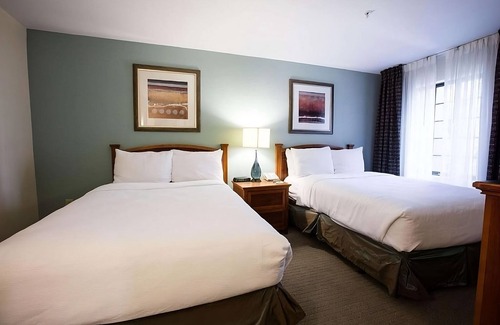 Gateway Hôtel | Best Place to Stay in Austin! Free Breakfast, Outdoor Pool, Pets Allowed!