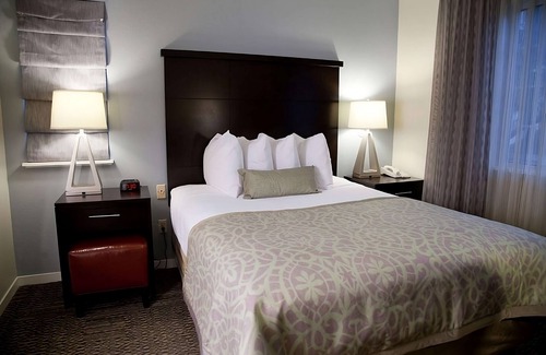 Sunnyvale Station Balnéaire | Best Place to Unwind! THREE Relaxing 2BR Suites, Outdoor Pool, Pet-friendly!